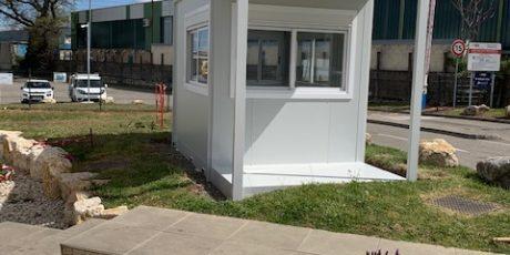 Guérite de sécurité modulaire avec auvent et trottoir d'accès.