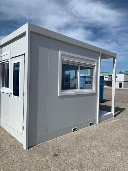 Module compact (gu&eacute;rite avec porte et fen&ecirc;tre sur site ext&eacute;rieur.