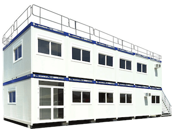 Bâtiment modulaire de deux étages avec balustrade, disponible pour la location chantier.