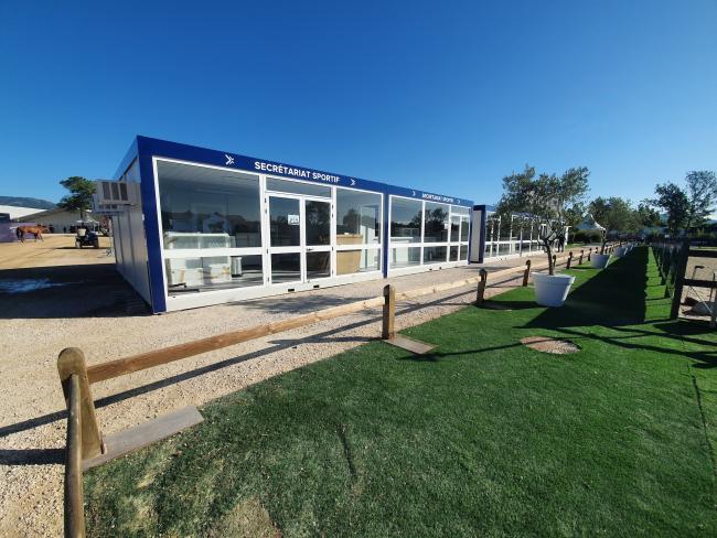 Bâtiment modulaire vitré (Secrétariat Sportif). Ces modules sont disponibles en bureau de chantier occasion.