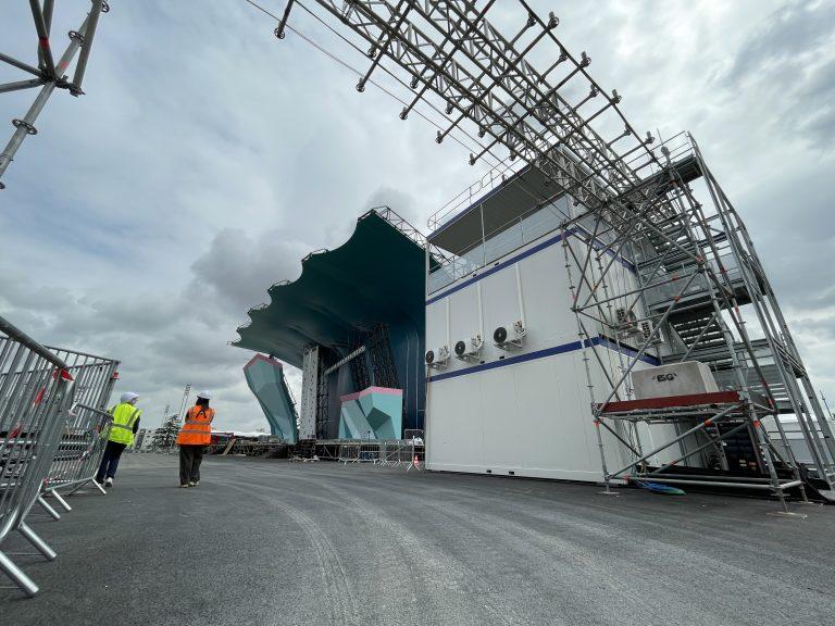 Modules de base vie en hauteur, échafaudage sur site de montage de scène.