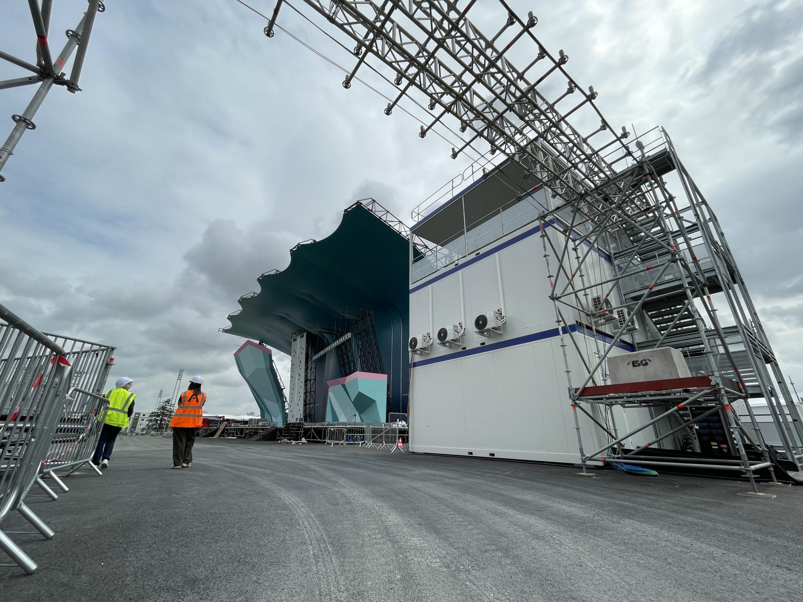Modules de base vie en hauteur, échafaudage sur site de montage de scène.