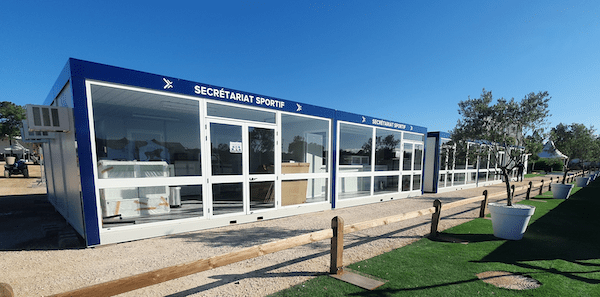 Modules vitrés modernes servant de Secrétariat Sportif