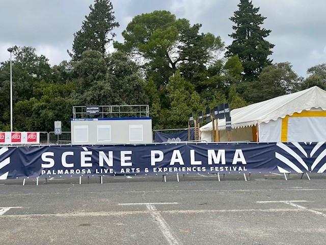 Bâche Scène Palma au festival Palmarosa, avec tente et module Allomat.