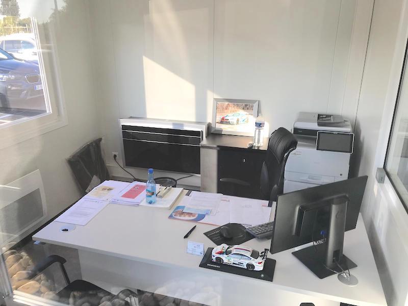 Bureau préfabriqué entièrement meublé et équipé.