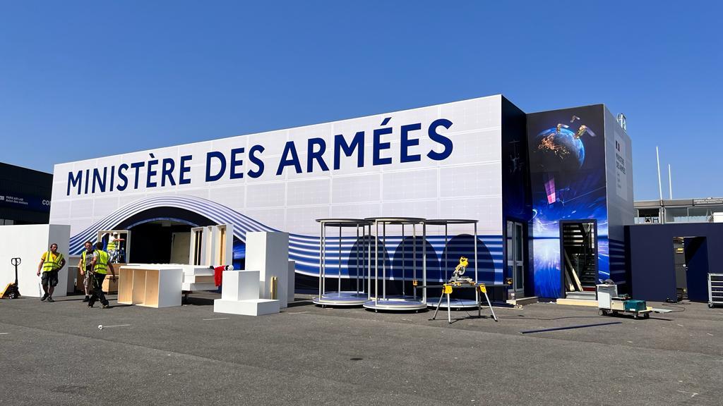 Montage d'un grand stand modulaire