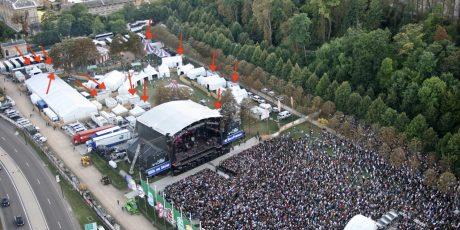 Vue aérienne du festival Rock en Seine. Les flèches indiquent la zone logistique (location bungalow chantier et tentes).