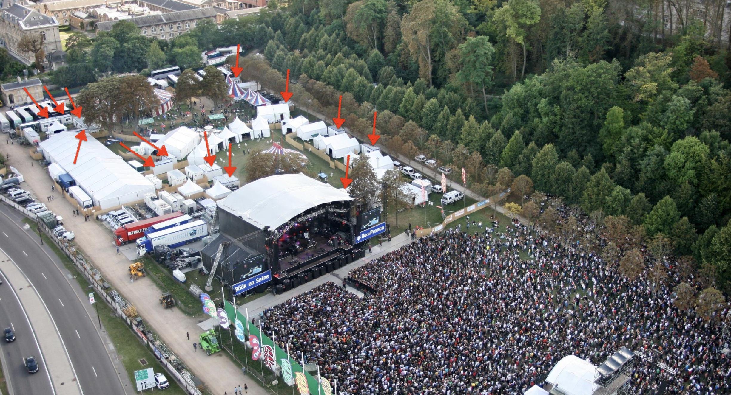 Vue aérienne du festival Rock en Seine. Les flèches indiquent la zone logistique (location bungalow chantier et tentes).